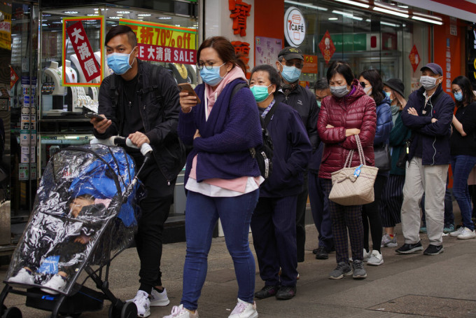 香港市民在疫情爆發初期就已自律戴上口罩防疫。資料圖片