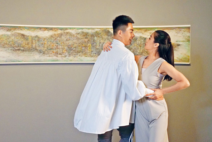 穿梭于香港艺术馆的《爱与不爱》，叙述两种对艺术截然不同的观看形式。