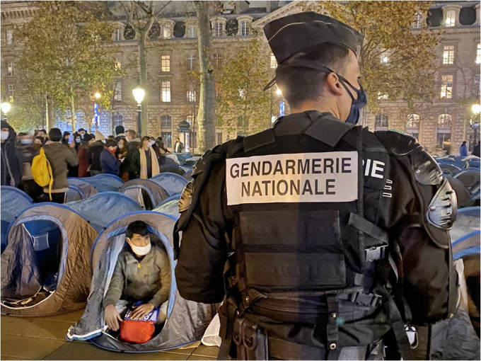 巴黎警方昨晚驅趕共和廣場內的難民。網圖