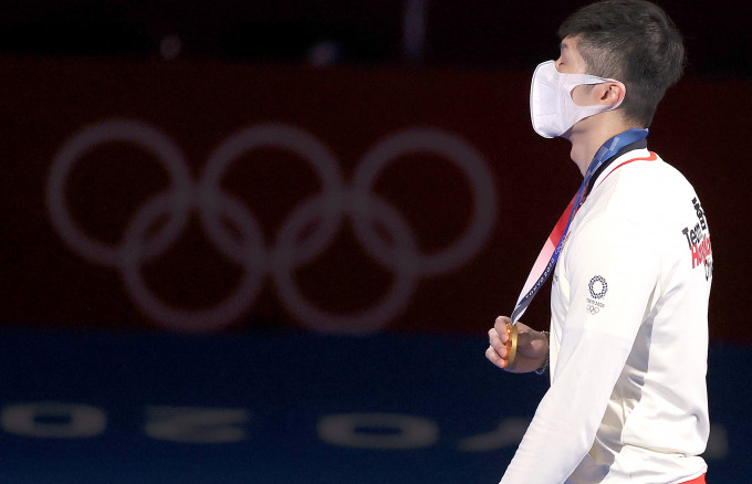 港队剑击代表张家朗在奥运男子花剑个人赛夺得金牌，是港队历来第二面奥运金牌。新华社图片