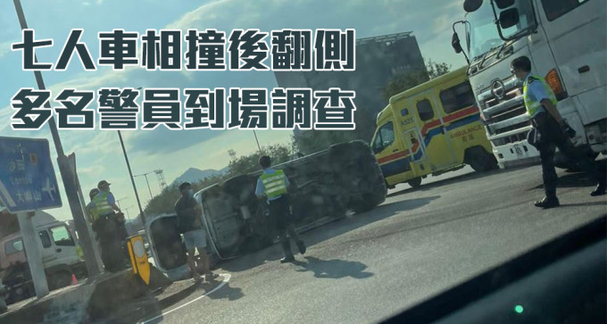 七人车在相撞后翻侧。（Facebook「香港突发事故报料区」图片）