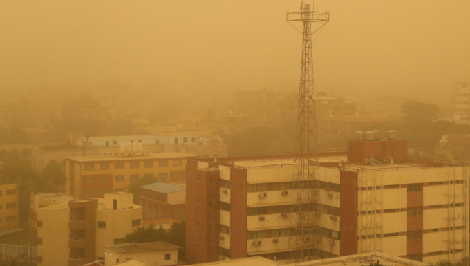 埃及首都开罗1曰起受沙尘暴侵袭，造成最少1死5伤。 路透社