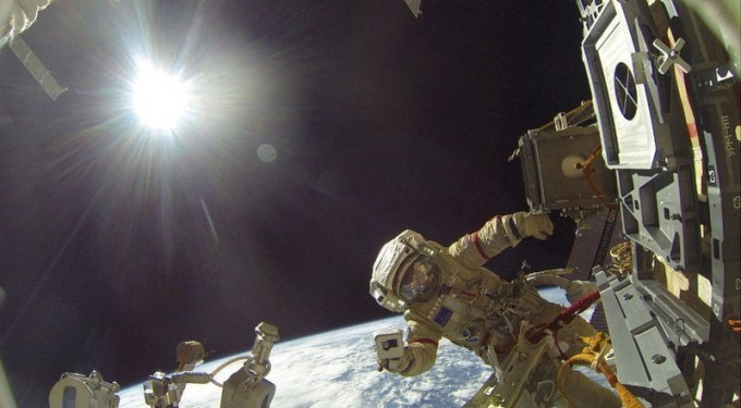 俄羅斯兩名太空人2022年11月在國際太空站外漫步。路透社