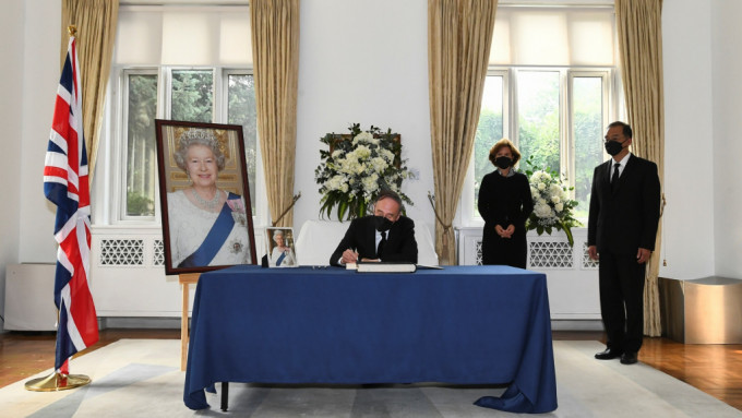 王岐山日前到英國駐華使館弔唁伊利沙伯二世逝世。新華社