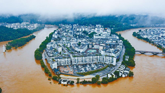 江西市婺源县水位暴涨，沿江低洼处进水受淹。