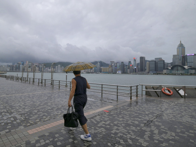 今日大致多云，局部地区有骤雨。