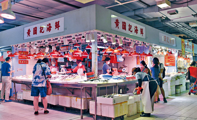 ■涉事魚檔之一的「黃國記海鮮」昨仍有營業，亦有不少街坊光顧。