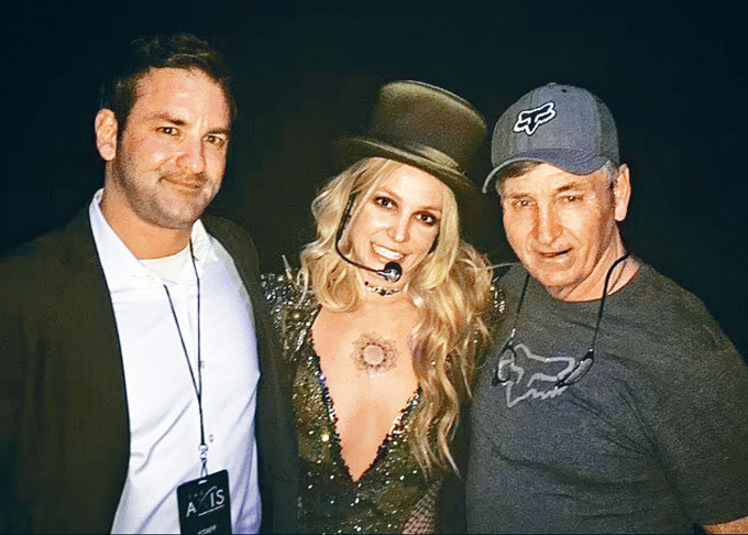 法院昨正式撤销Jamie（右）任女儿Britney的监护人。