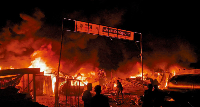 以军周日空袭拉法击中难民营引发大火。