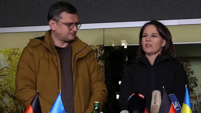在乌克兰哈尔科夫，德国外交部长贝尔伯克和乌克兰外交部长库列巴出席新闻发布会。reuters