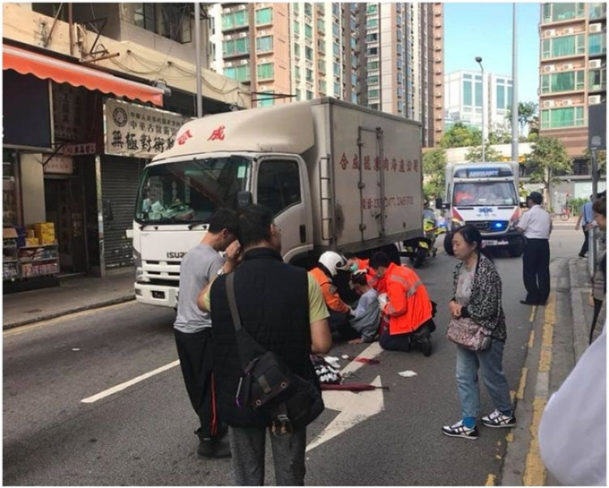 老翁头部受伤倒地。图：网民：Shalom Tsang‎ 香港突发事故报料区