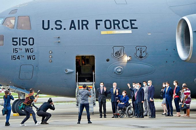 美國三名參議員前日坐美軍專機抵台。