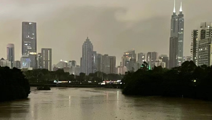 深圳一夜暴雨。