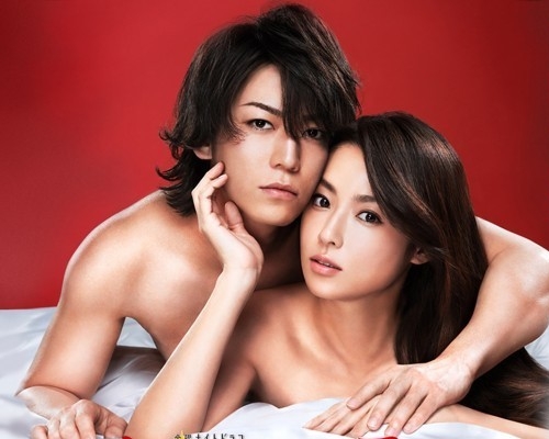 龟梨和也、深田恭子拍《Second Love》挞著，有传二人今年11月结婚。