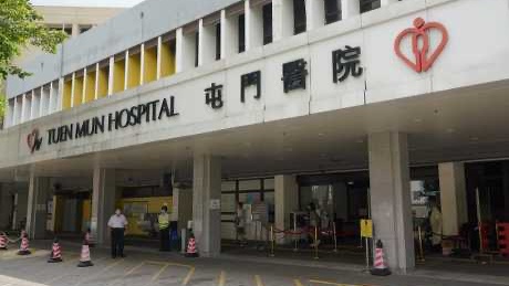 堕楼男子被送往屯门医院治理。