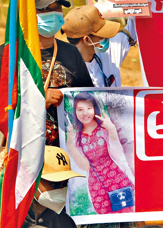 ■印有缅甸少女苗兑兑凯肖像的示威横额。