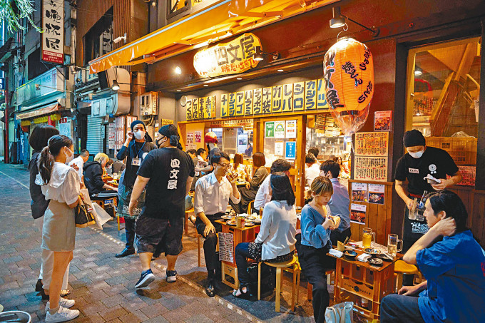 ■东京新宿一家食店周四晚上客似云来。