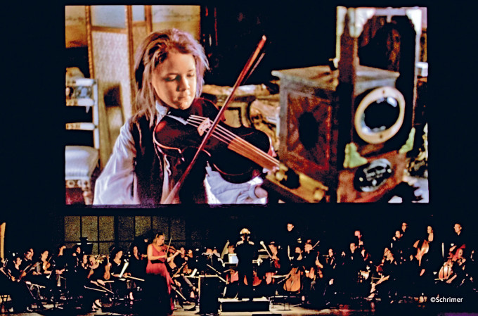 与香港管弦乐团合作带来节目《红提琴电影音乐会》，指挥贾桑松更专程由法国飞来香港演出。（(c)Schrimer）