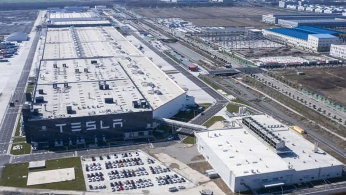 Tesla上海厂房传因疫情防控停工四天。