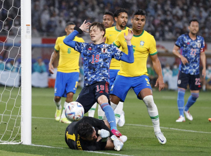 日本（藍衫）對巴西的友賽，錄得零次中框的尷尬紀錄。Reuters