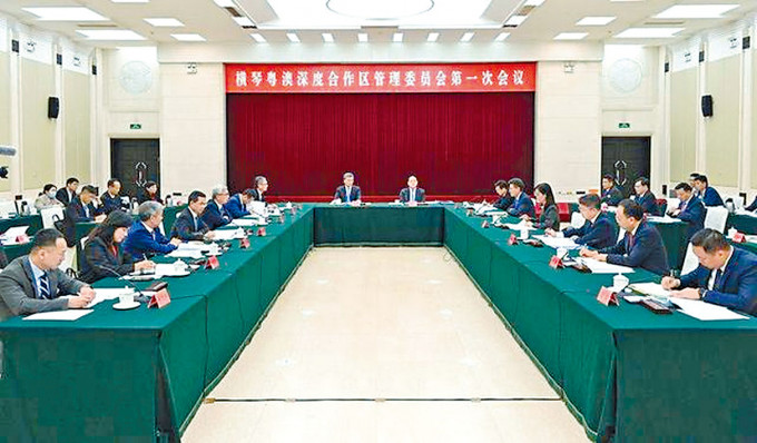 ■广东省长马兴瑞和澳门特首贺一诚共同主持会议。