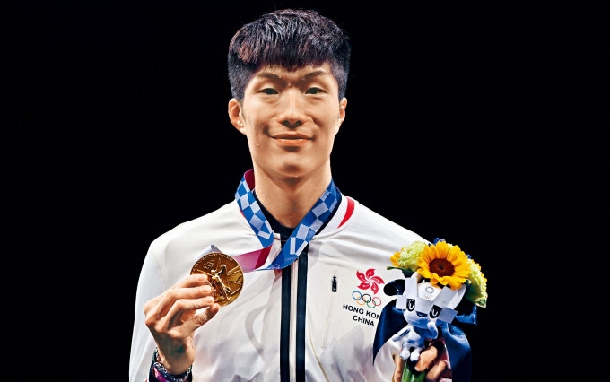 剑击代表张家朗赢取回归以来首面金牌
