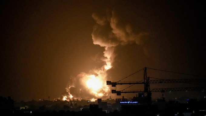 沙特阿拉伯吉達一個油庫遇襲起火。AP圖片