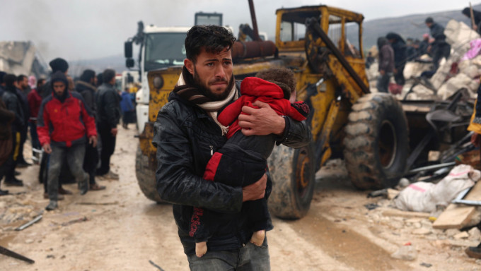 敍利亚伊德利卜一名男子紧抱在地震中遇难的孩子。 美联社