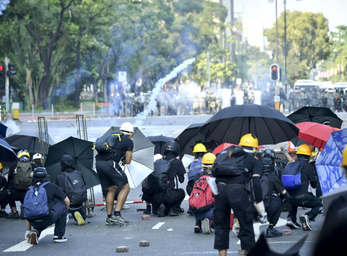 示威者昨與警方在多區爆發衝突。資料圖片