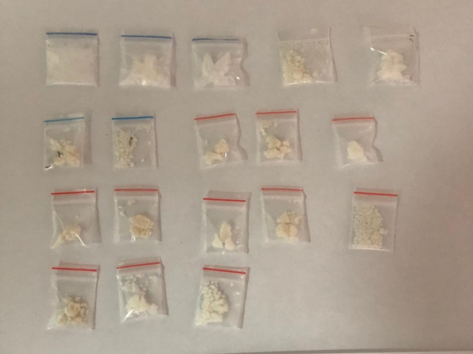 警方检获约27克怀疑氯胺酮、约52克怀疑可卡因。