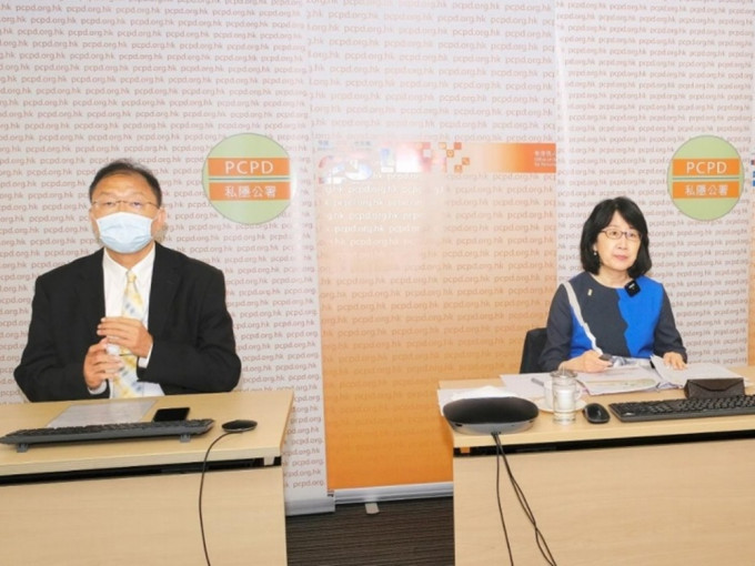 私隐专员锺丽玲（右）与香港中文大学工程学院副院长（外务）黄锦辉教授（左）。