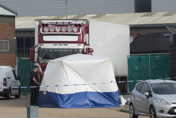 英国冷冻货柜车39尸案，首批遗体已运回越南。（新华社）