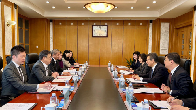 丘應樺（左二）在北京與國家知識產權局局長申長雨博士（右二）會面，就相關工作範疇交流意見。知識產權署署長黃福來（左三）亦有出席會面。(政府新聞處)