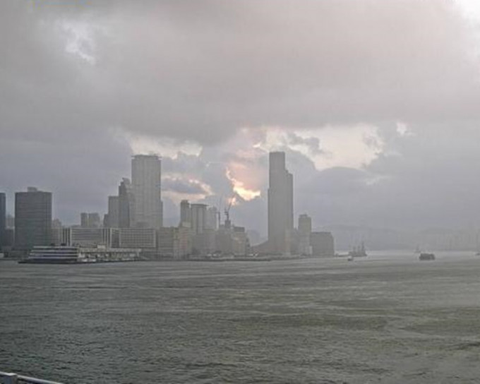 有几阵骤雨，最高32度。天文台图片