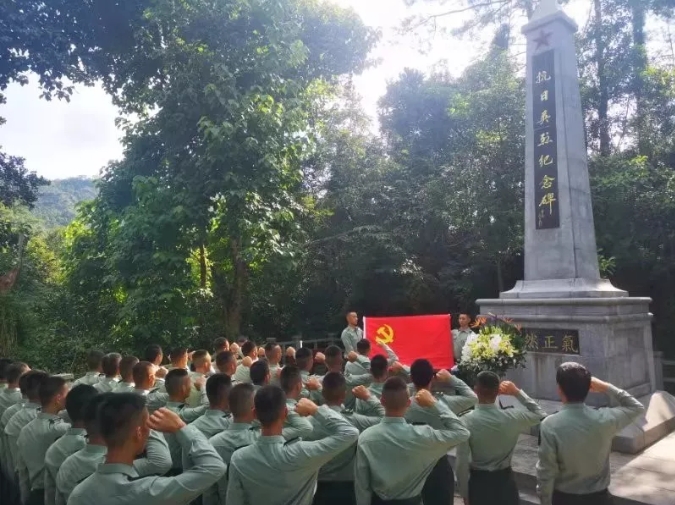 駐港部隊部分官兵到烏蛟騰烈士紀念園瞻仰。網圖