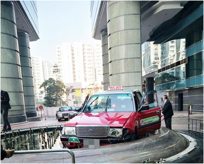 意外后，的士坐定喷水池中央。香港突发事故报料区图片