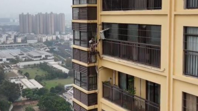 内地许多楼宇的设计被批不合理，要工人在高空冒险安装维修冷气机。