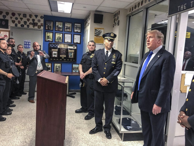 特朗普到访纽约警察局第17分局。AP
