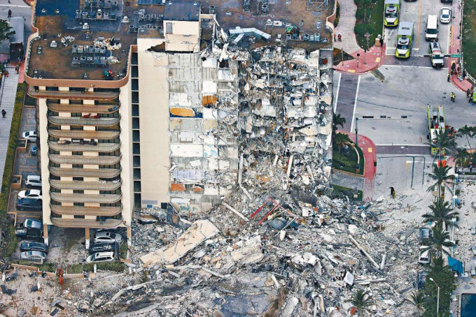 ■迈阿密住宅大楼的一侧楼体周四凌晨坍塌，地上瓦砾和杂物堆积如山。