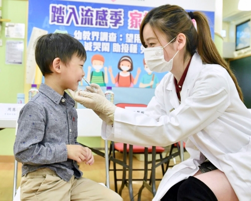 崔俊明指，采用喷鼻式流感疫苗对儿童好处甚多。