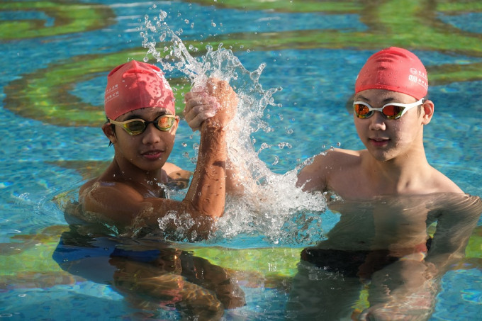 「飛躍新世界」游泳學員參加維港泳：游泳學員李港飛（左）、葉偉發（右）。
