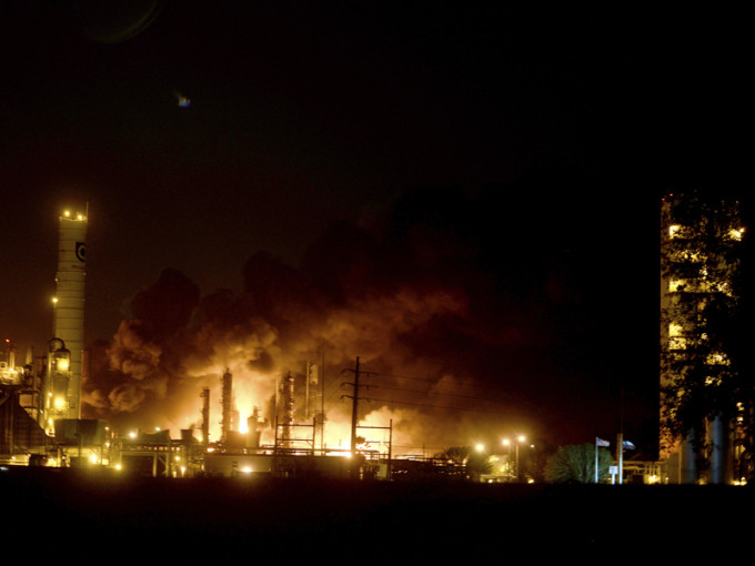 美国德州一座化工厂发生爆炸，至少3名员工受伤，现场冒出大量浓烟。AP
