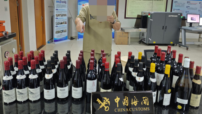 中港車司機被揭走私55支貴價紅酒。