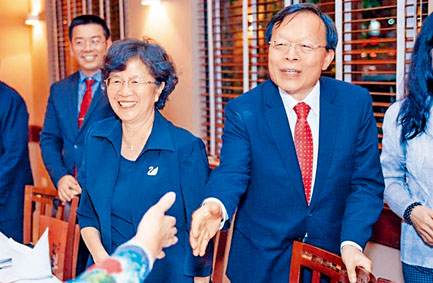 台湾驻巴西代表何建功（右）和妻子。