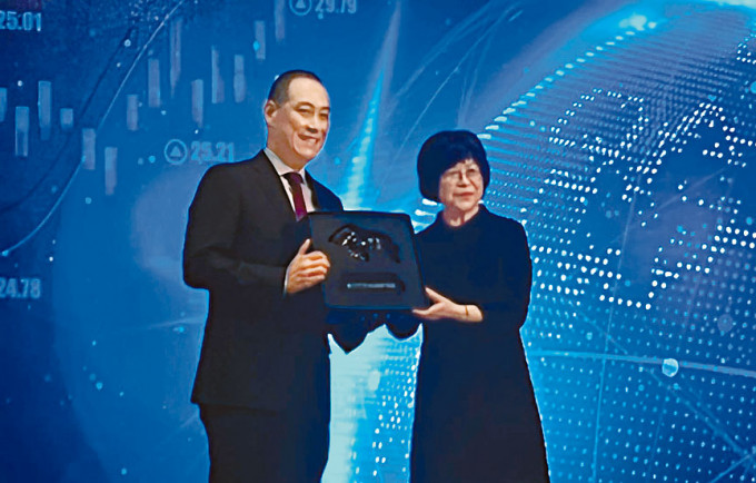 （左起）香港立法會金融服務界議員李惟宏、勝利證券行政總裁高鵑。
