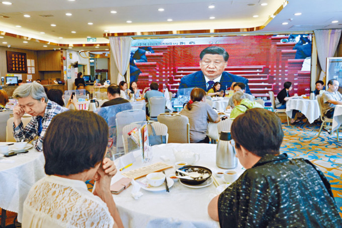 香港市民用膳期間，細看有關二十大的新聞報道。