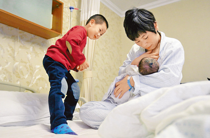 上海修訂條例，將生育假延長到六十天。