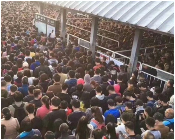北京上班族因要等待安檢而在地鐵站外大排長龍。網上圖片