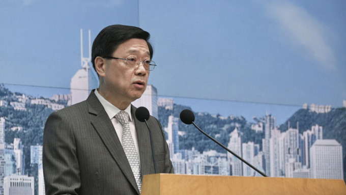李家超表示施政報告期間收到調整「辣招」以及首置印花稅的意見。陳浩元攝