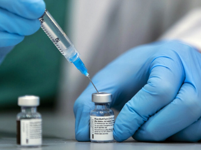 食物及卫生局局长批准降低复必泰疫苗接种年龄下限至12岁。AP资料图片